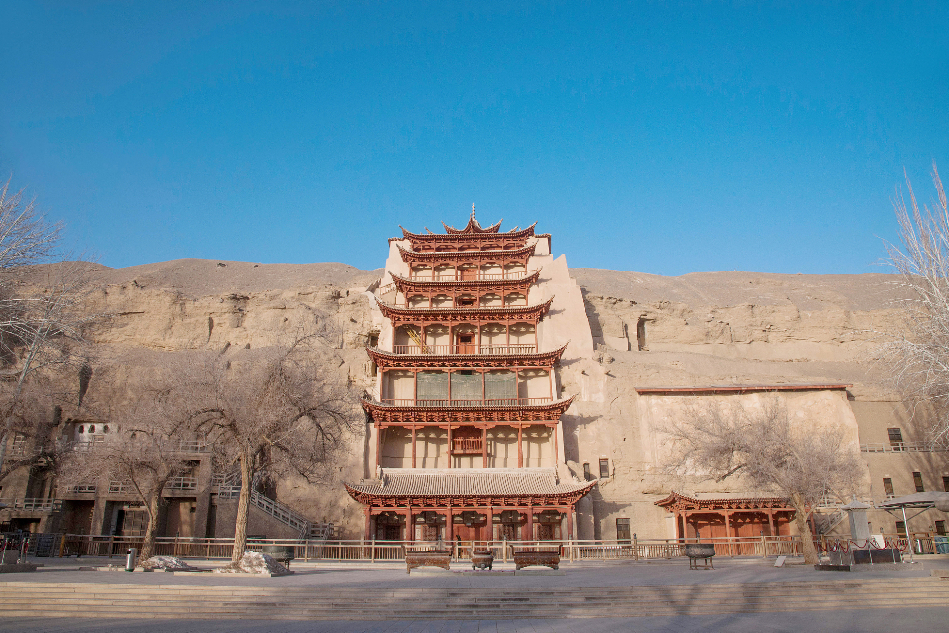 天下第一窟:莫高窟  莫高窟,位于甘肃省敦煌市,被誉为"东方艺术宝库".