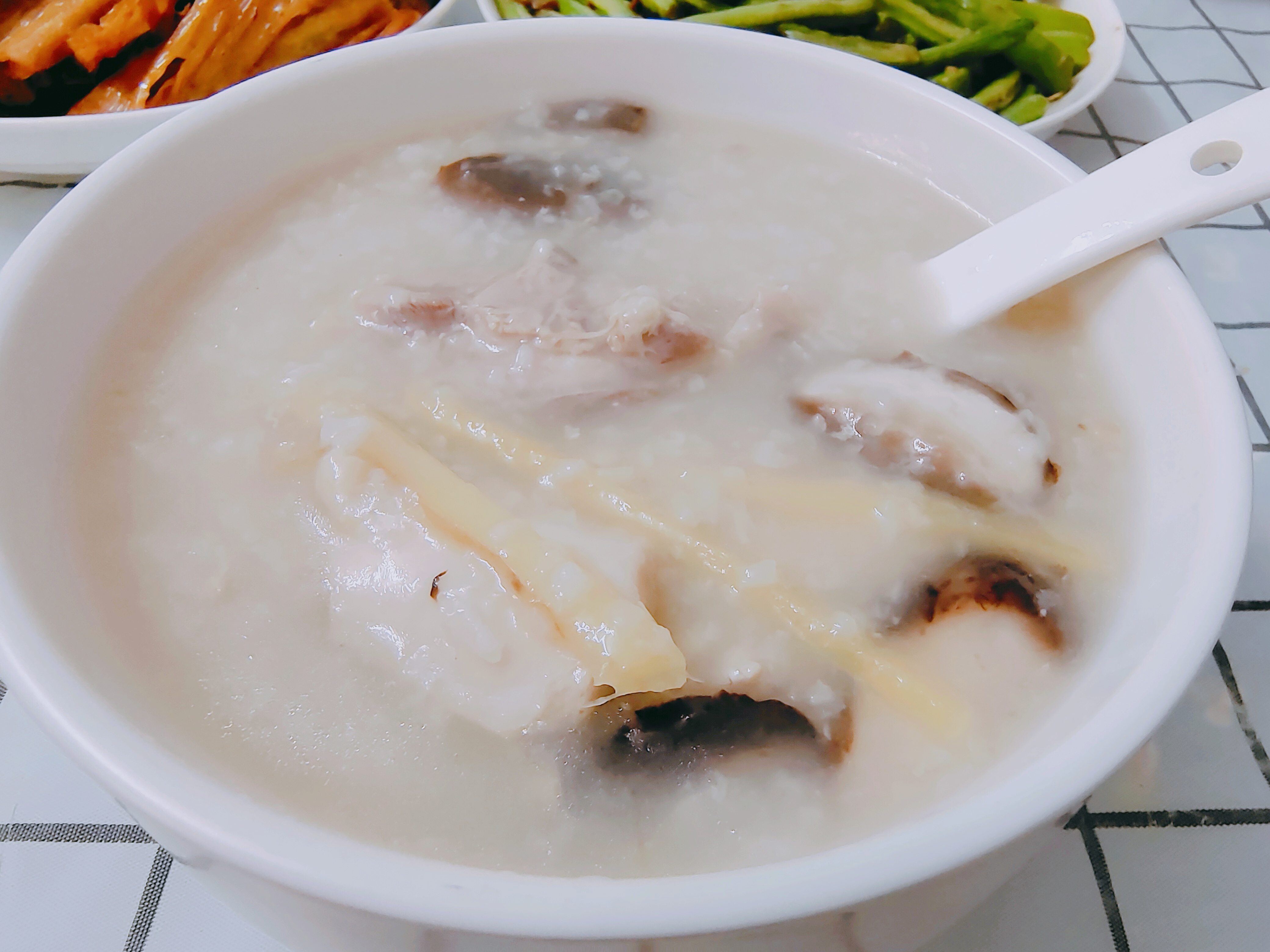 寒流来了做个香菇滑鸡粥暖暖胃