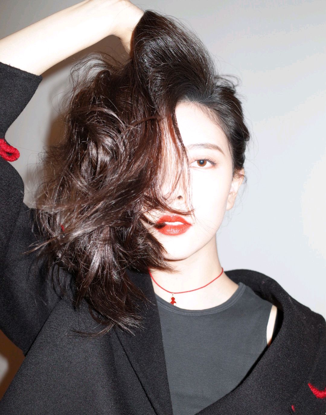 宋妍霏最新私服穿搭look,慵懒复古的波浪卷发,率性优雅