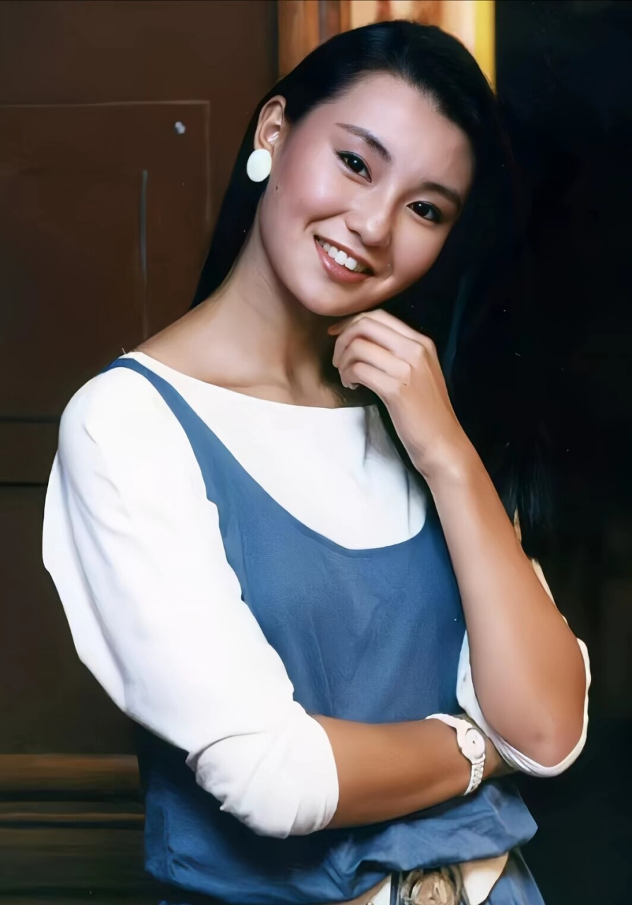 一代影后张曼玉一组照片曝光,气质的确不一般,可惜未婚未育,没有把