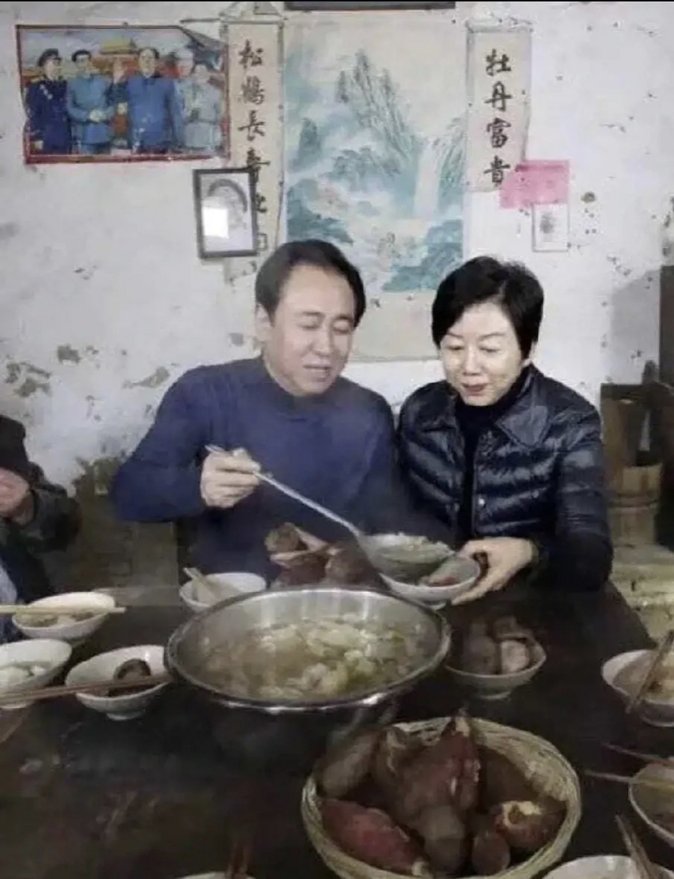 2018年底,处在巅峰期的许家印衣锦还乡,在河南周口聚台岗村的老屋里