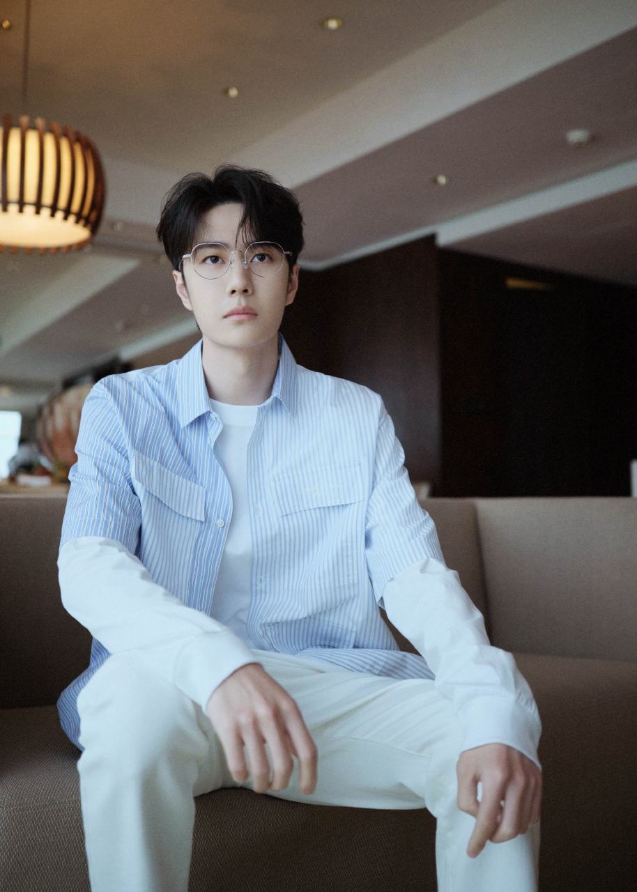 王一博的眼镜哦,清新舒朗,唤醒纯真,带上明媚轻松的心情,静静感受时光