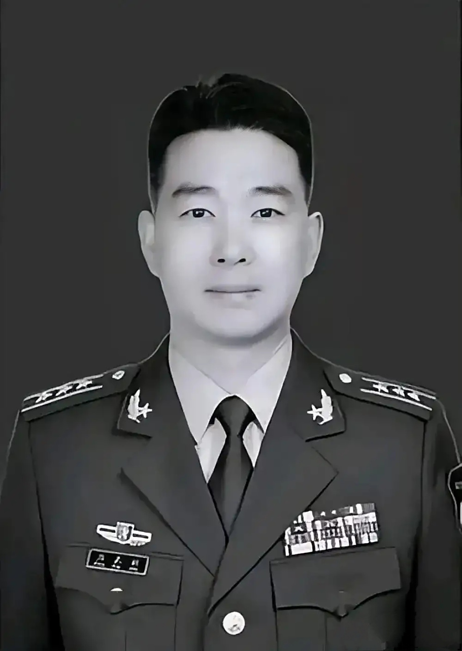 河南籍抗洪烈士周昆训今日回家,家人带着他的骨灰已经到达机场,准备