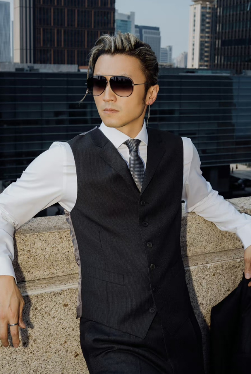 谢霆锋在天台凹造型耍帅,头发染了一半潮范十足,虽然穿衣打扮还是他