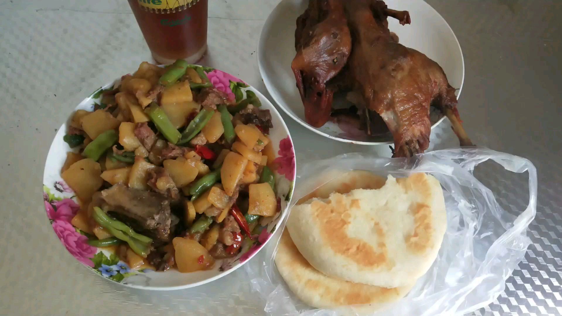 土豆炖牛肉,配上香喷喷的烤鸭,还有乌龙茶解腻,今天真幸福!