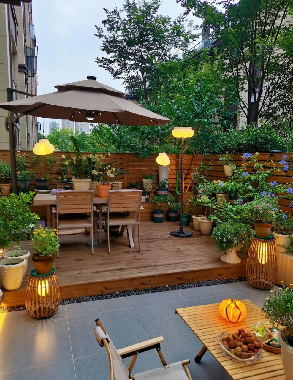 不过有网友表示这么好的花园铺了地砖太浪费了,没有土的花园那叫