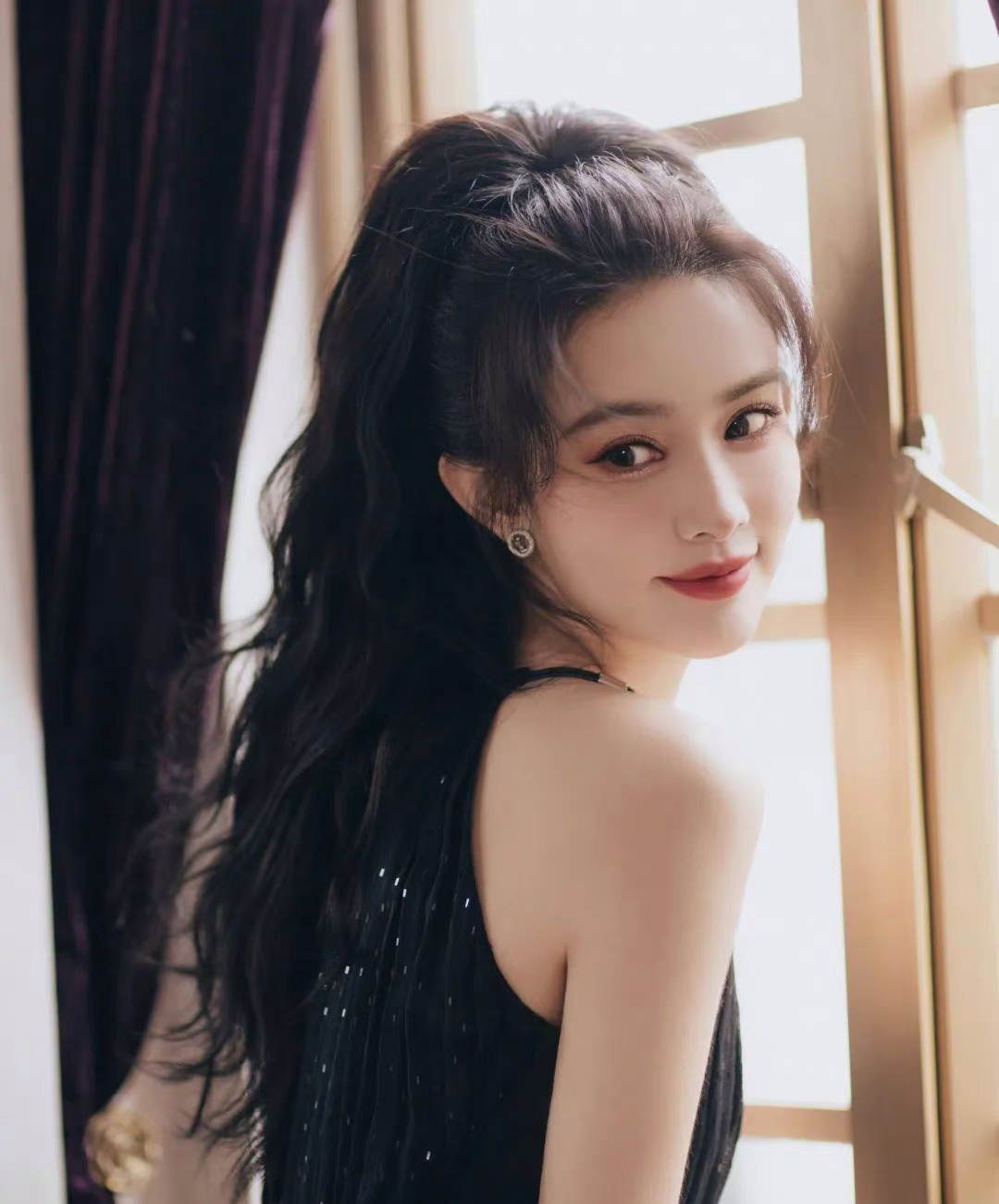 孟子义黑的v领吊带裙,仙惹哦!