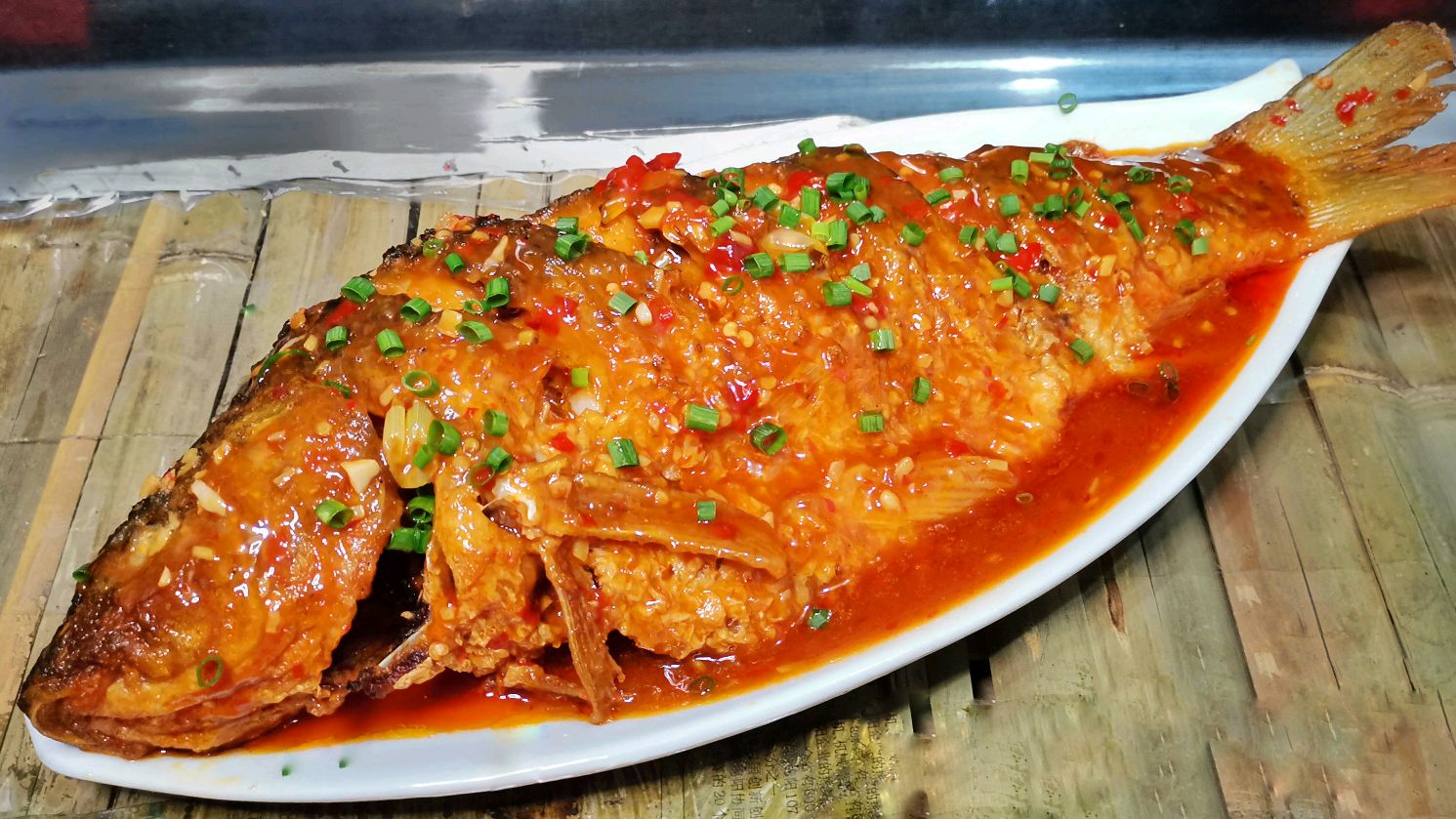 川菜厨师长教你:“红烧鱼”的正宗做法,肉质鲜嫩细腻,成菜美观