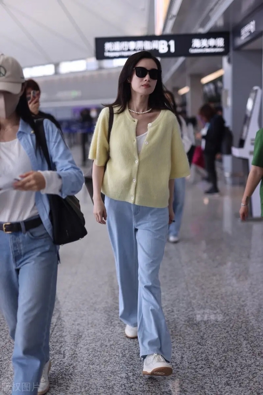 倪妮亮相上海机场,她这次搭配的很漂亮,像个极为迷人的大牌女明星