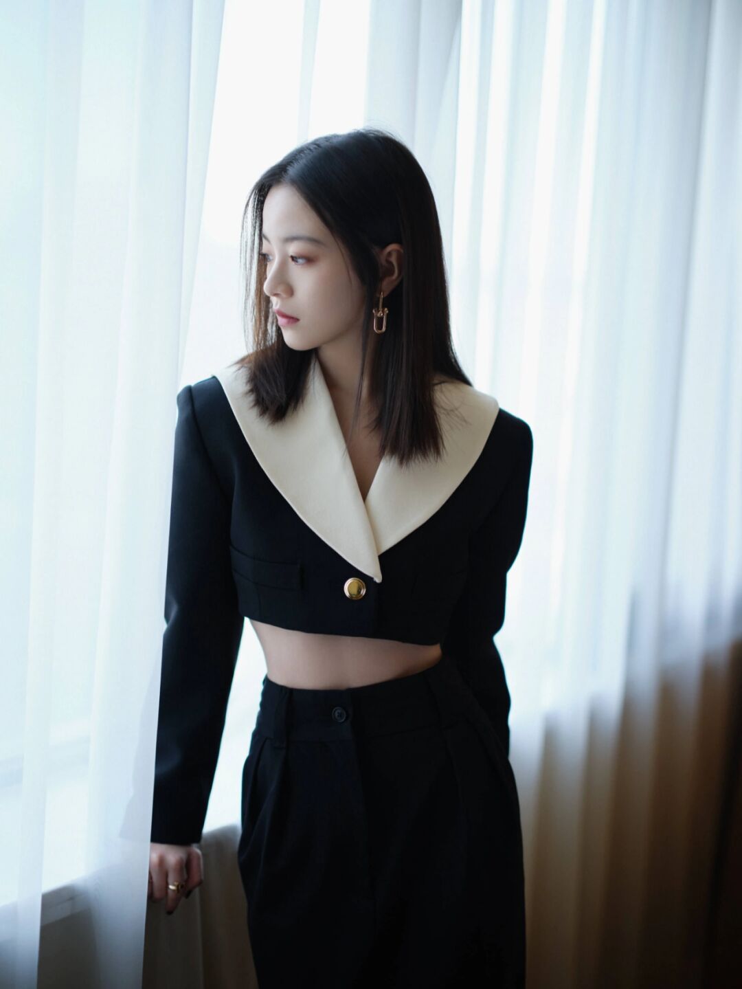 李庚希怪会打扮的黑色的露脐上衣在搭配上黑色的直筒半身裙干练高挑