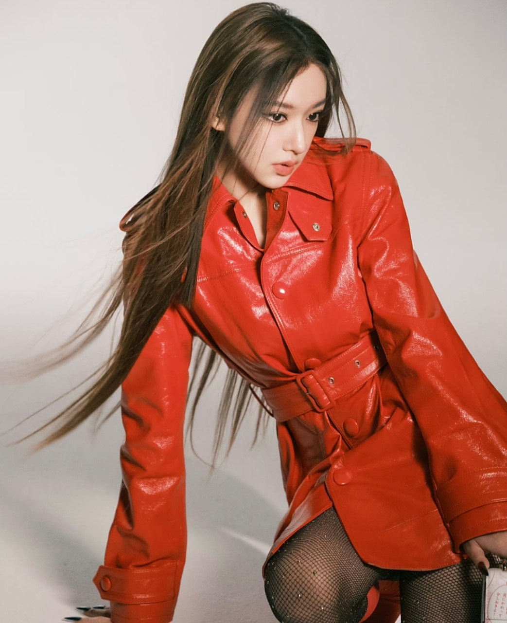 程潇穿红皮衣搭配黑丝,又美又飒!容颜绝美,气质高冷,霸气十足!