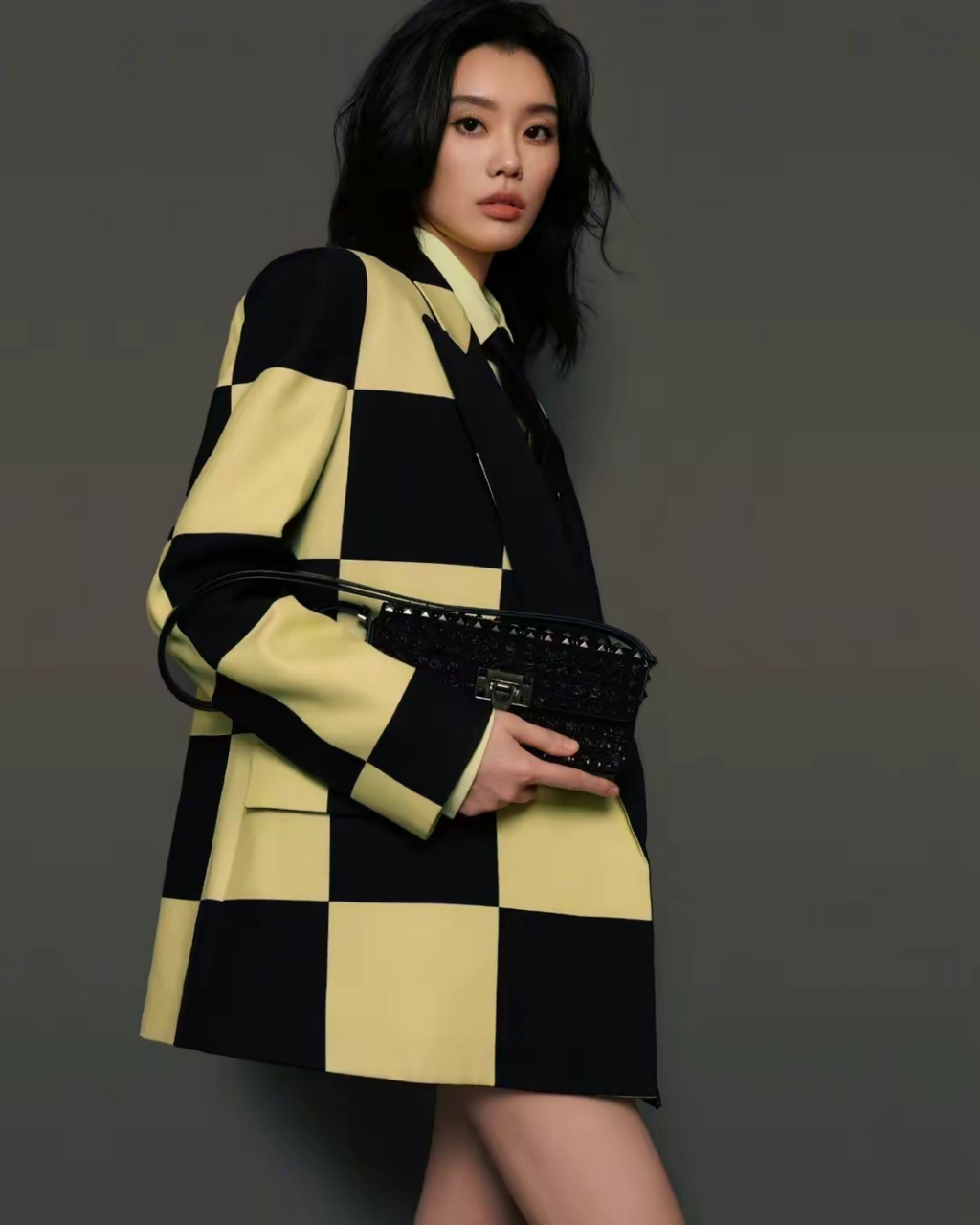 超模奚梦瑶回归啦!穿西装露大腿出席活动美翻,比腿关晓彤都输了