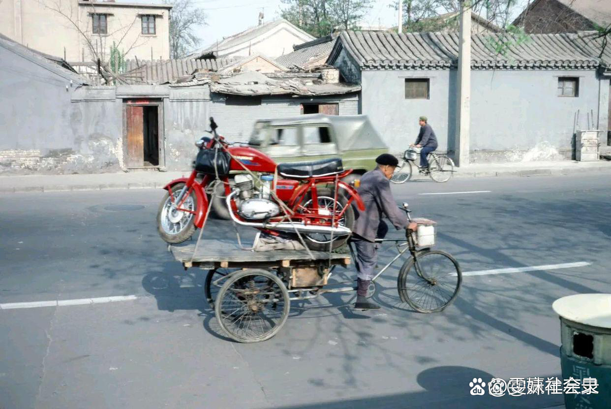 1980年的北京,一个老大爷骑着一辆三轮车
