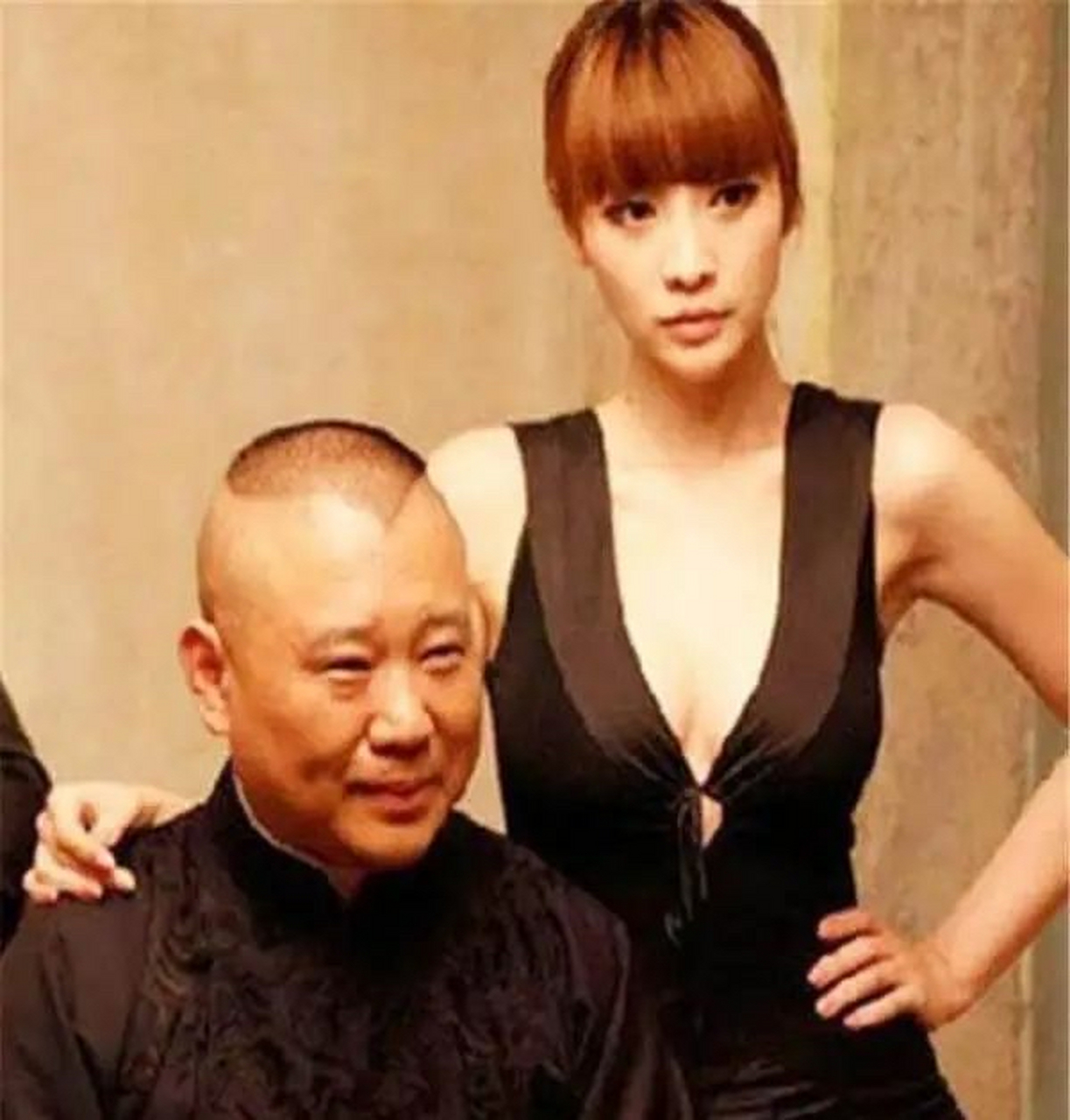 08年时,郭德纲和女演员张二丹深夜被拍 当时他们被拍到去洗浴中心