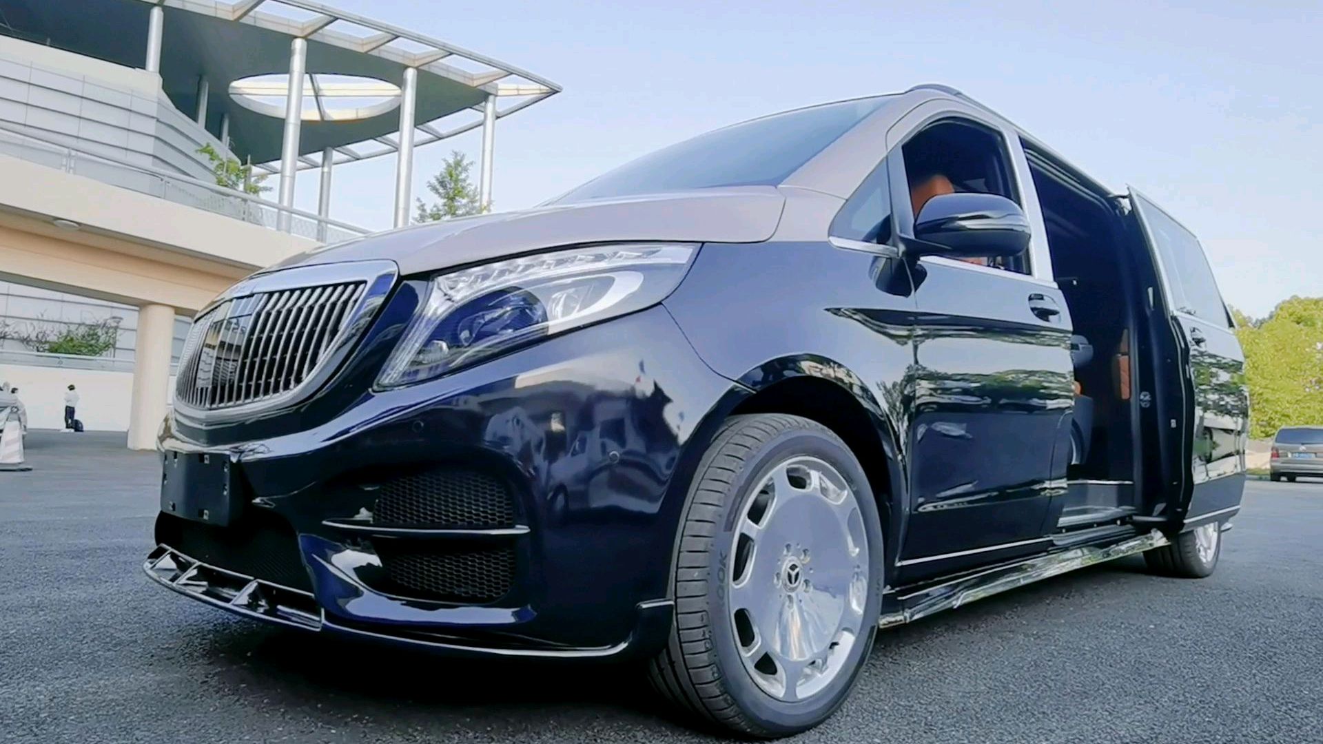 奔驰进口迈巴赫商务车,黑金双拼色,国五排放直接优惠30万抛售?