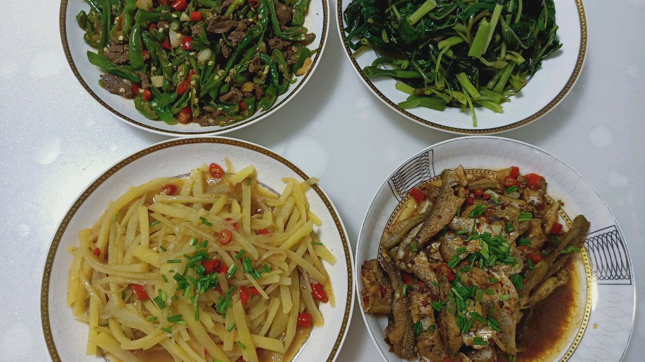 孕妈做家常菜:红烧野生小河鱼,酸辣土豆丝,小炒牛肉,超级下饭