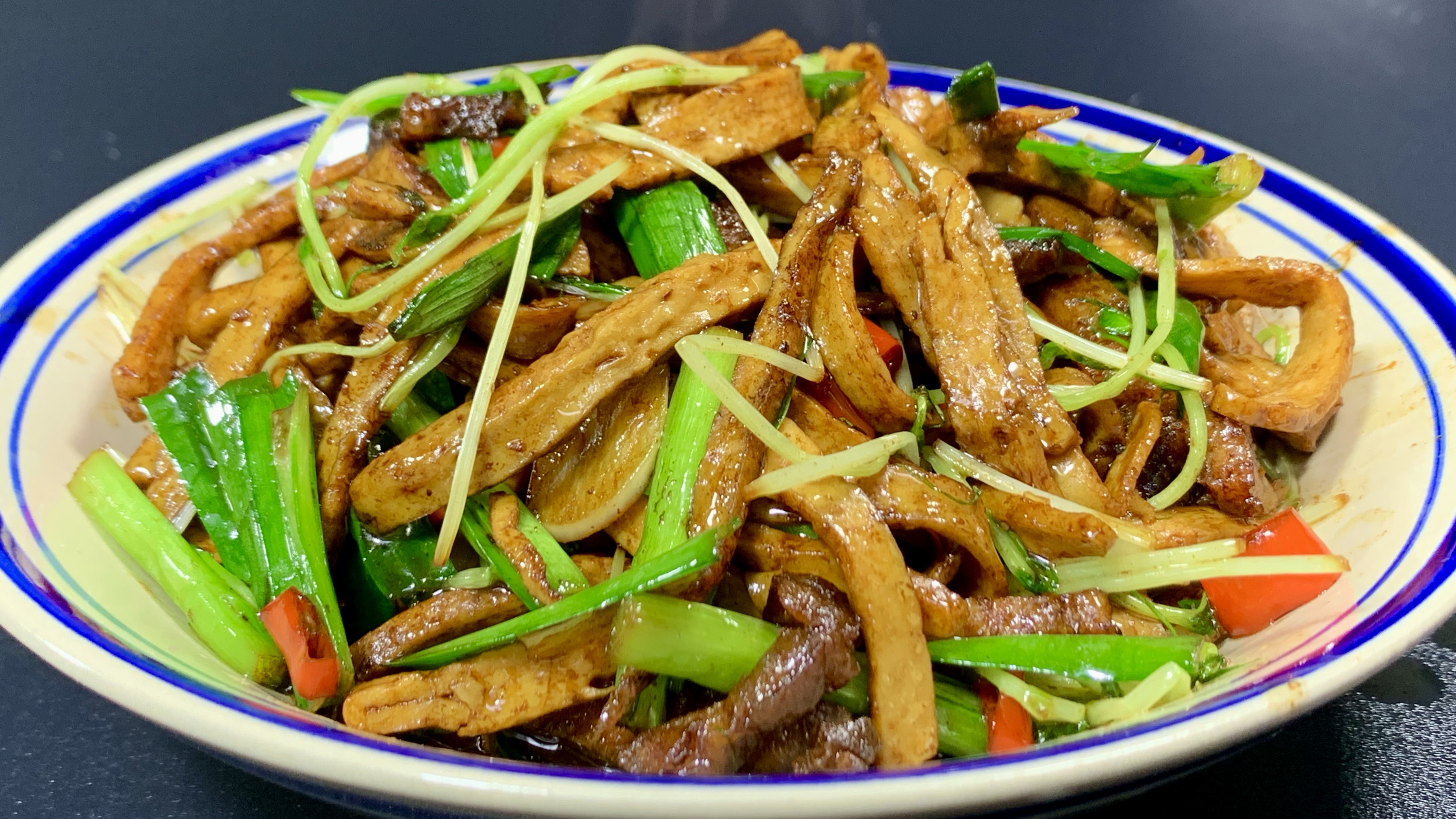 不知道吃什么的时候,可以试试这个香干豆腐炒豌豆苗,简单又下饭