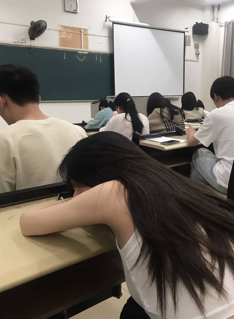 10年前的一个晚自习,我偷偷给她拍了张照片!现在找不到她人了!