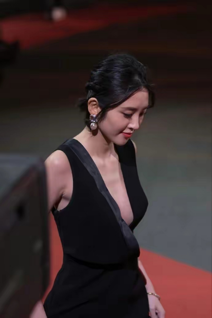 唐艺昕的黑色晚礼服,凸显出完美的身材和迷人的魅力