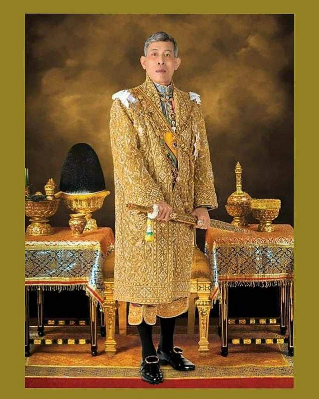 泰国国王71岁生日照:我怀疑他的衣服全部是金线秀的[白眼]