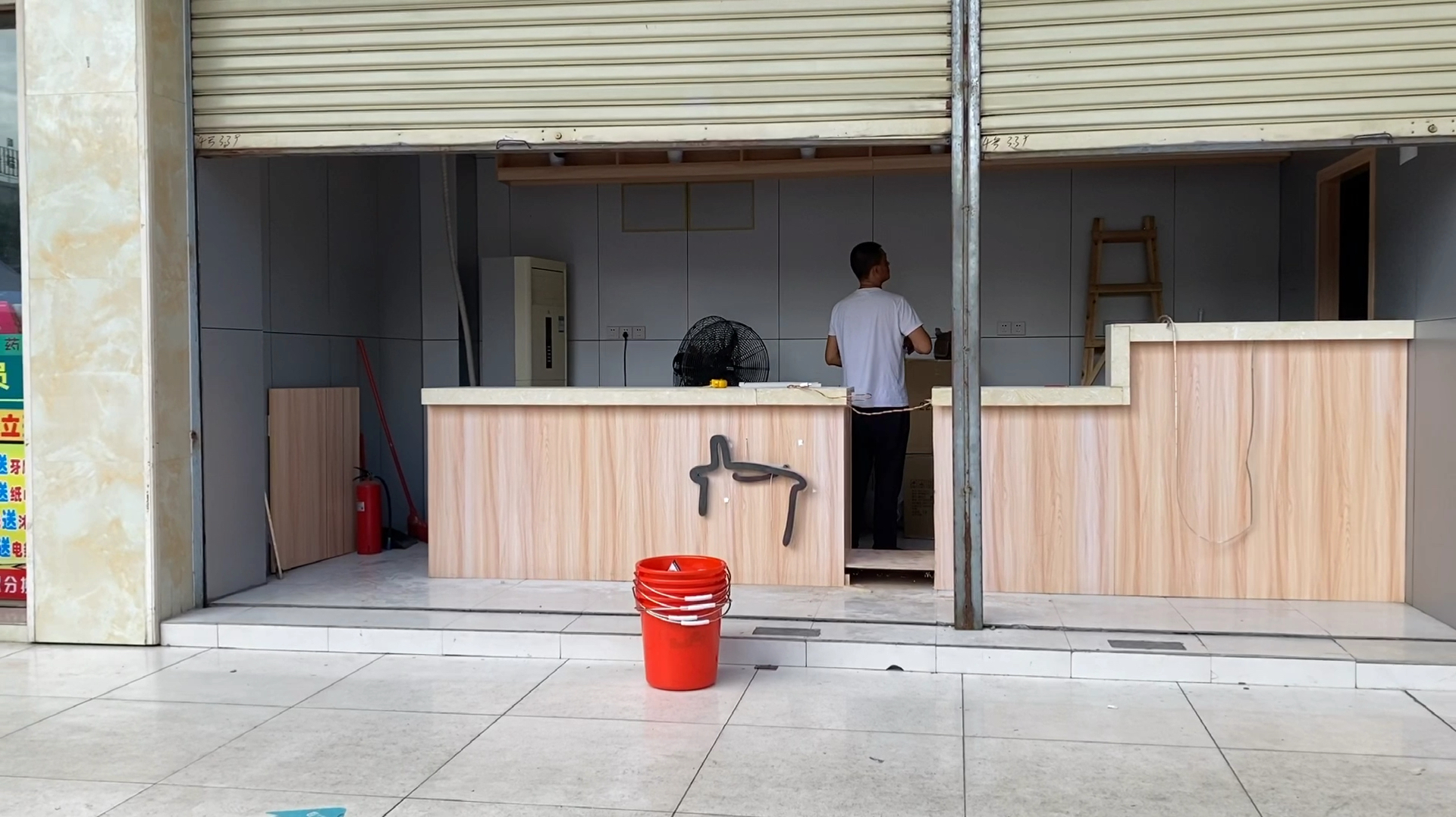 正式开始创业,卤味鸭脖店装修中