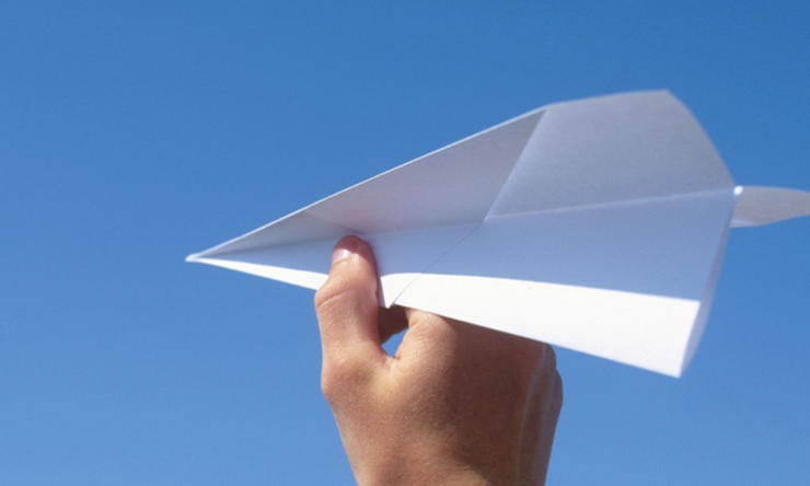 飞得很快的纸飞机图片
