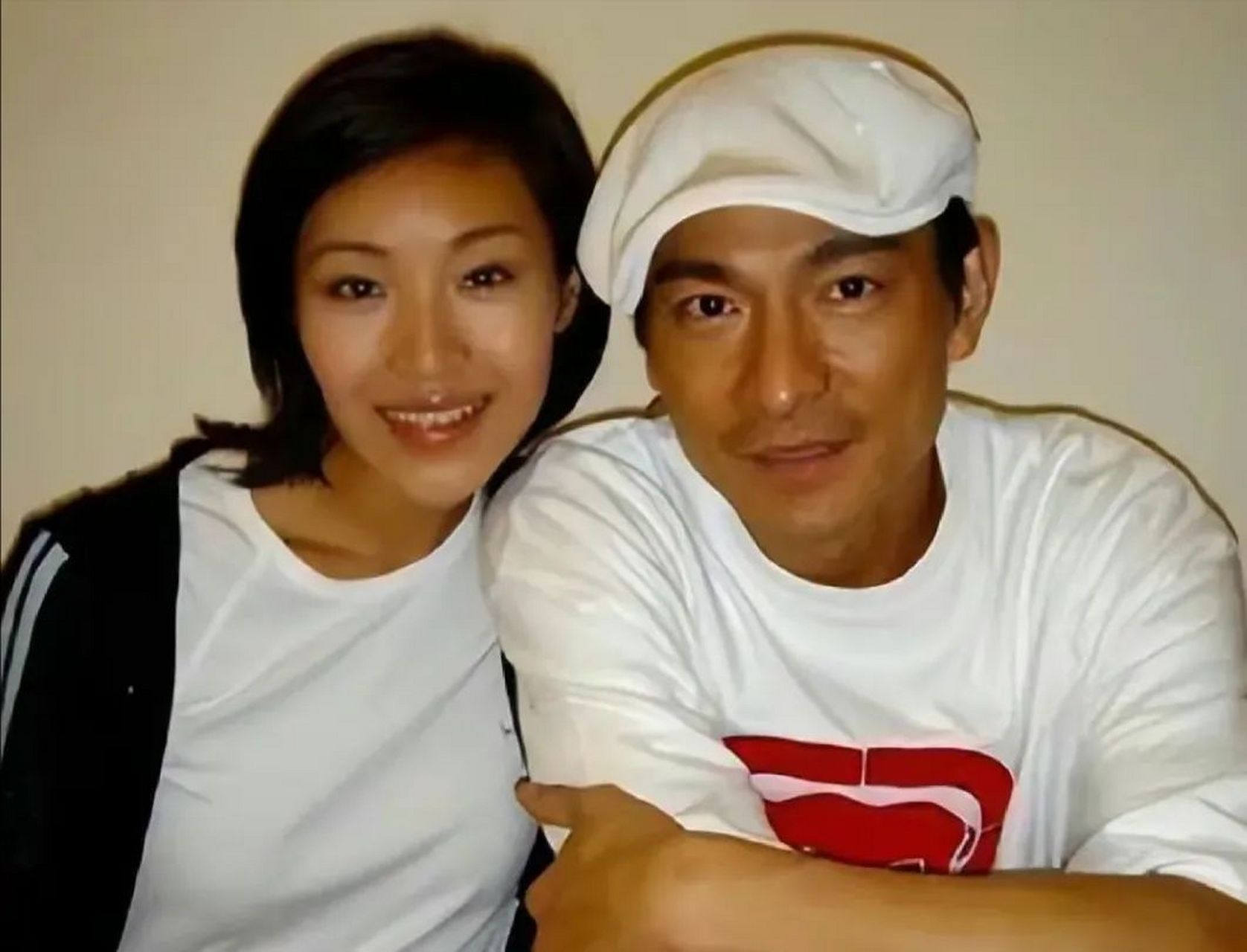 刘德华隐藏不住了,和陈玉莲一张拥抱照曝光,彻底揭开了两人隐藏多年