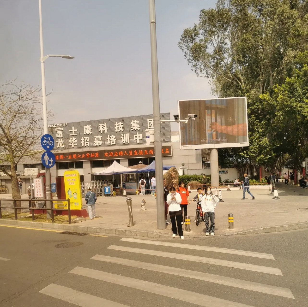 深圳龙华富士康大门口冷冷清清,三十万人的超级工厂居然不招工了.