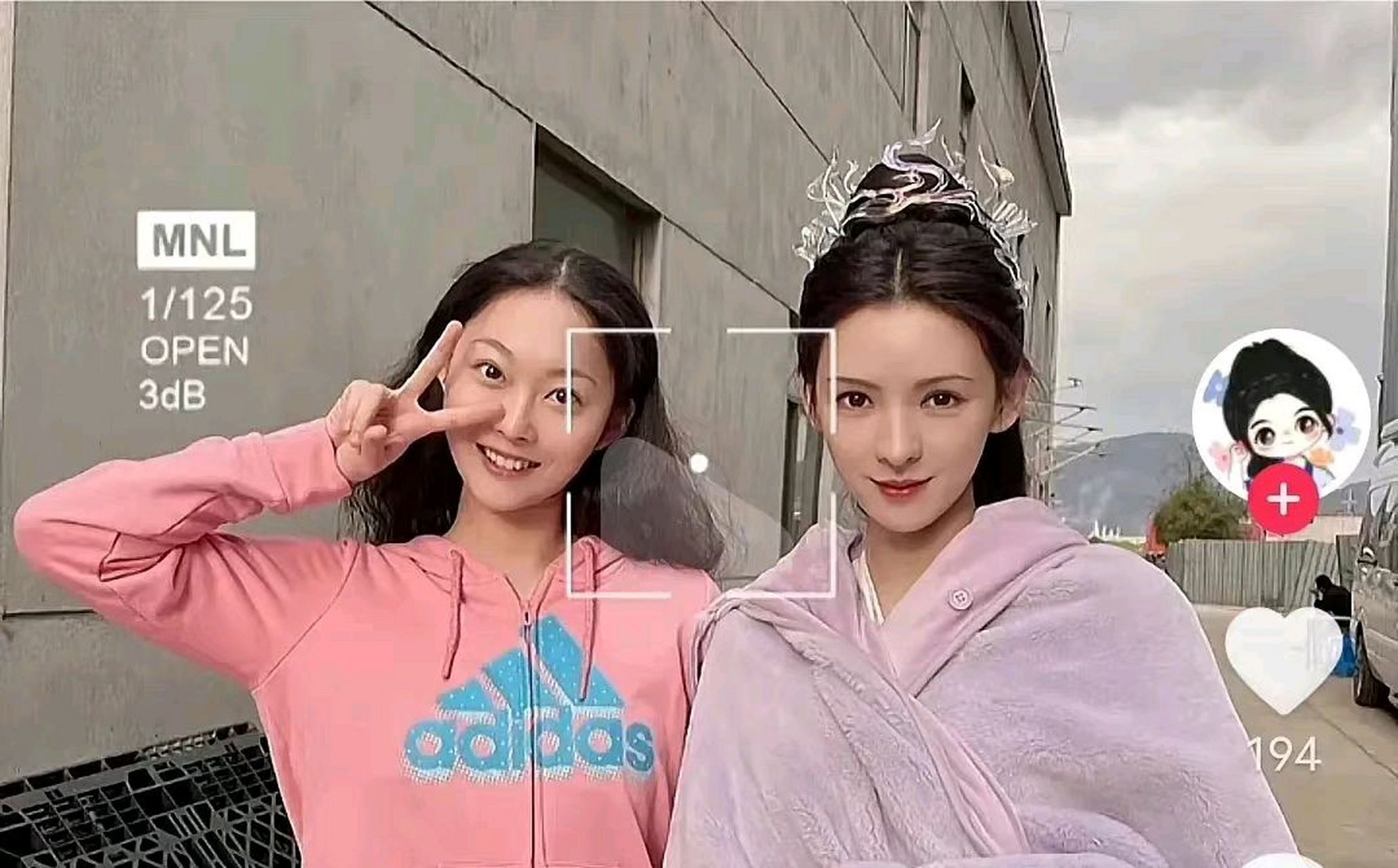 同一个群演分别与杨超越,张予曦 袁冰妍的合照 .