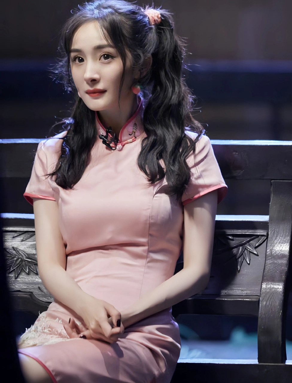 杨幂,漂亮迷人,身材前凸后翘,玲珑有致,曲线完美.