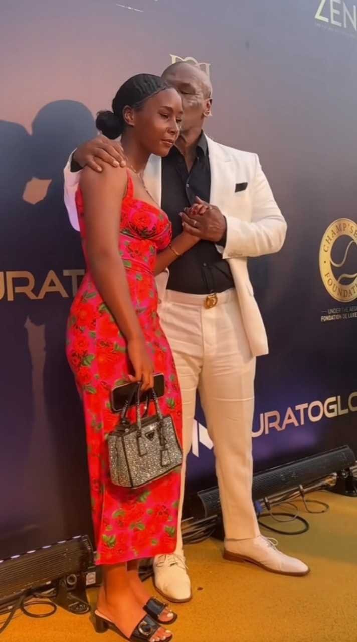 拳王泰森罕见带着小女儿出席活动,满眼都是对孩子的爱意,他当众亲吻