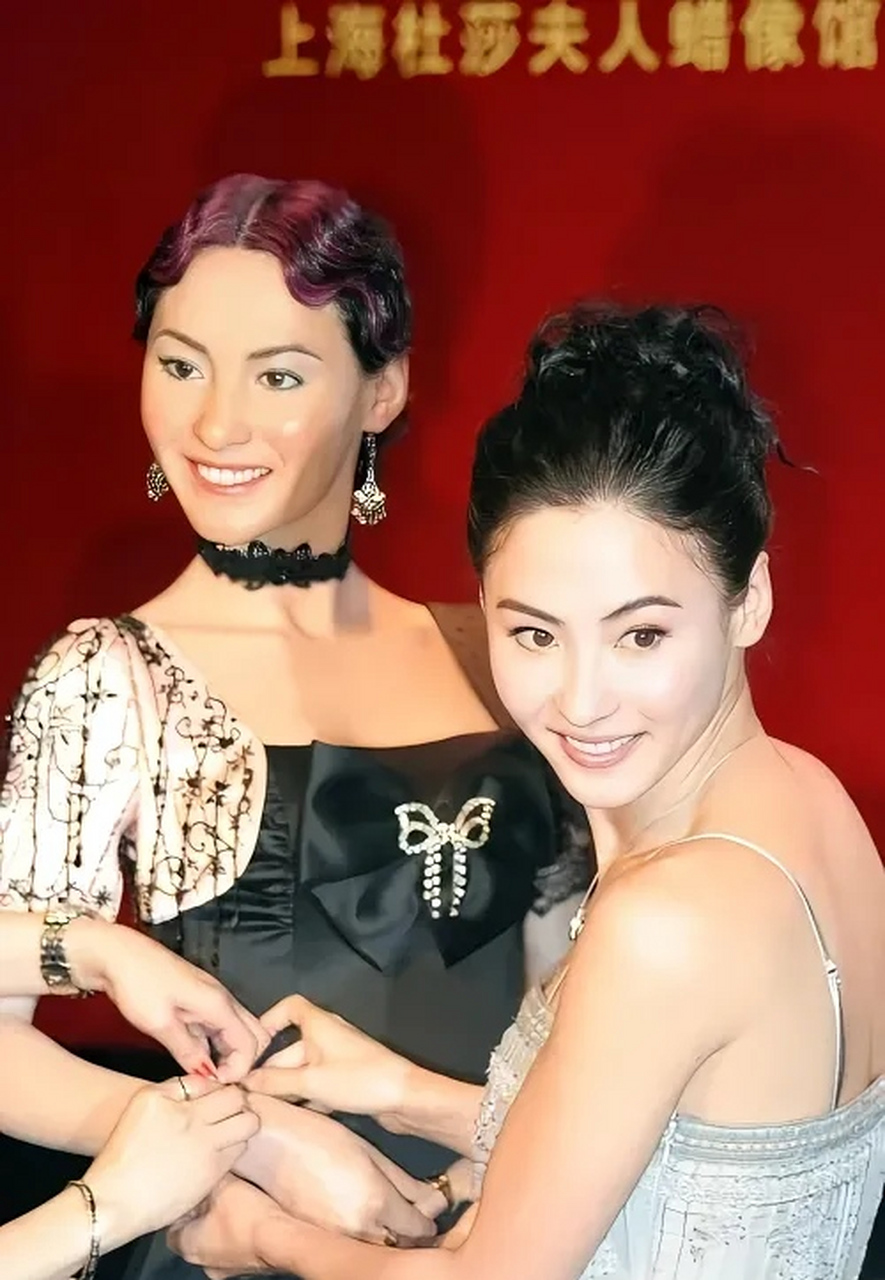 难怪很多人都说张柏芝太漂亮了,看她和自己的蜡像同框合影,她本人直接