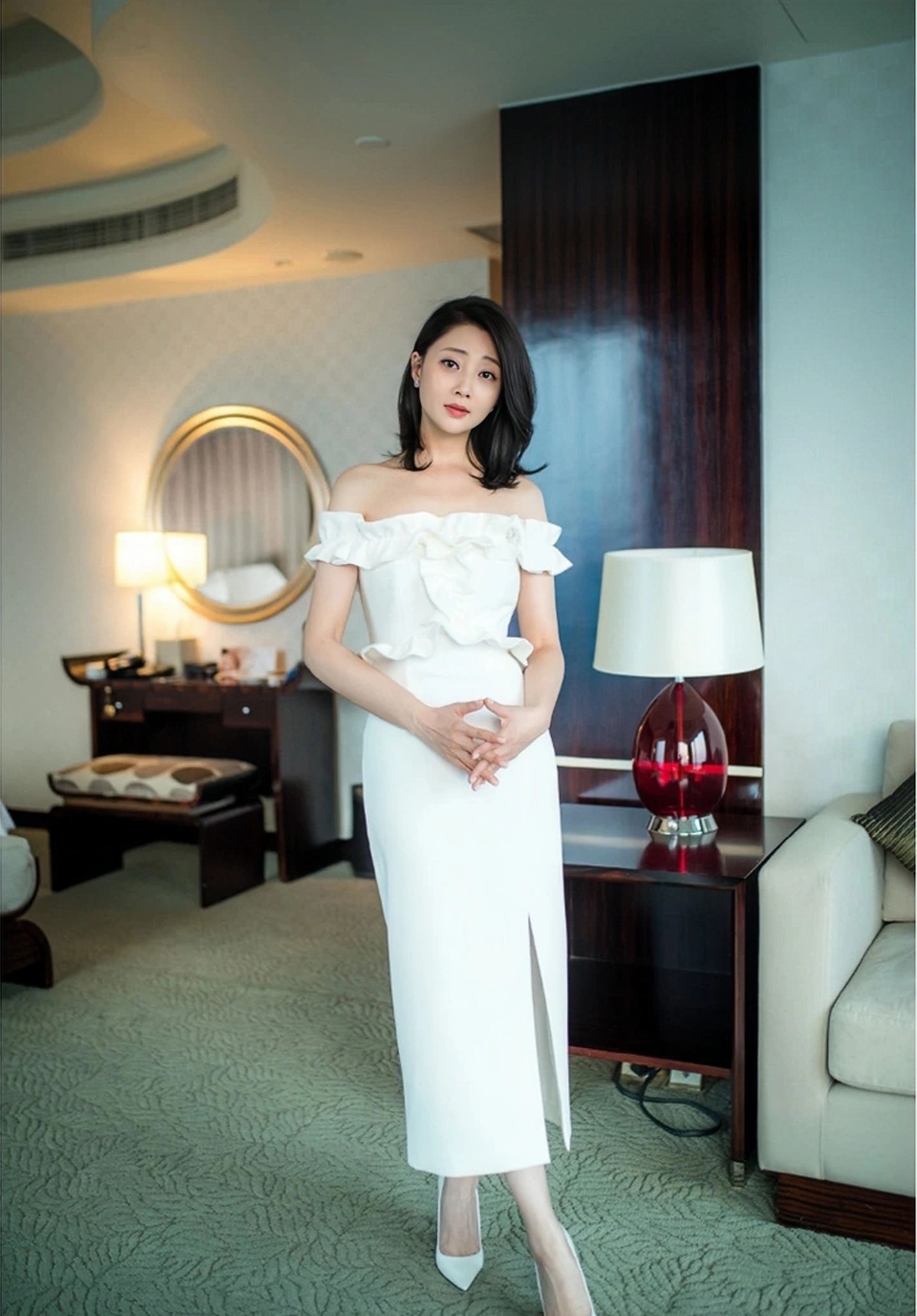 殷桃晒私服照,穿白色露肩连衣裙减龄显气质,优雅迷人不失女人味,魅力