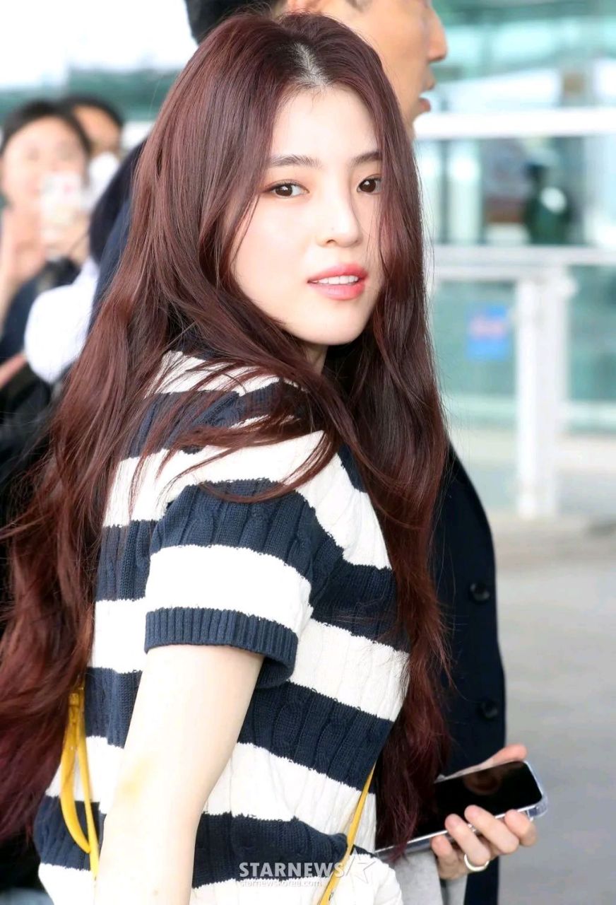 韩素希今日机场图 身着条纹针织短袖简约清新,面对粉丝害羞捂嘴笑也太
