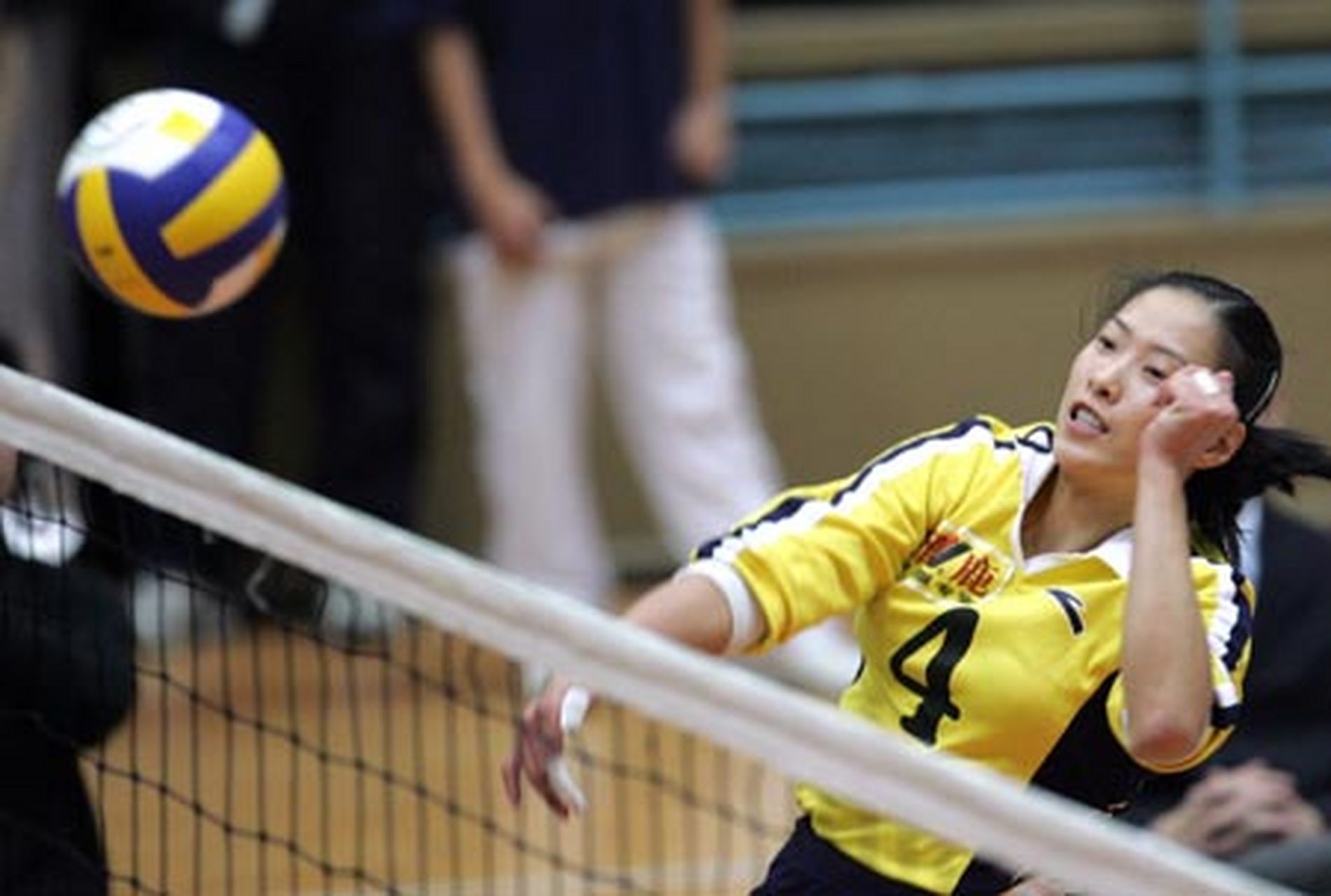 中国女排名将邱爱华,国内初代强力接应的代表人物.