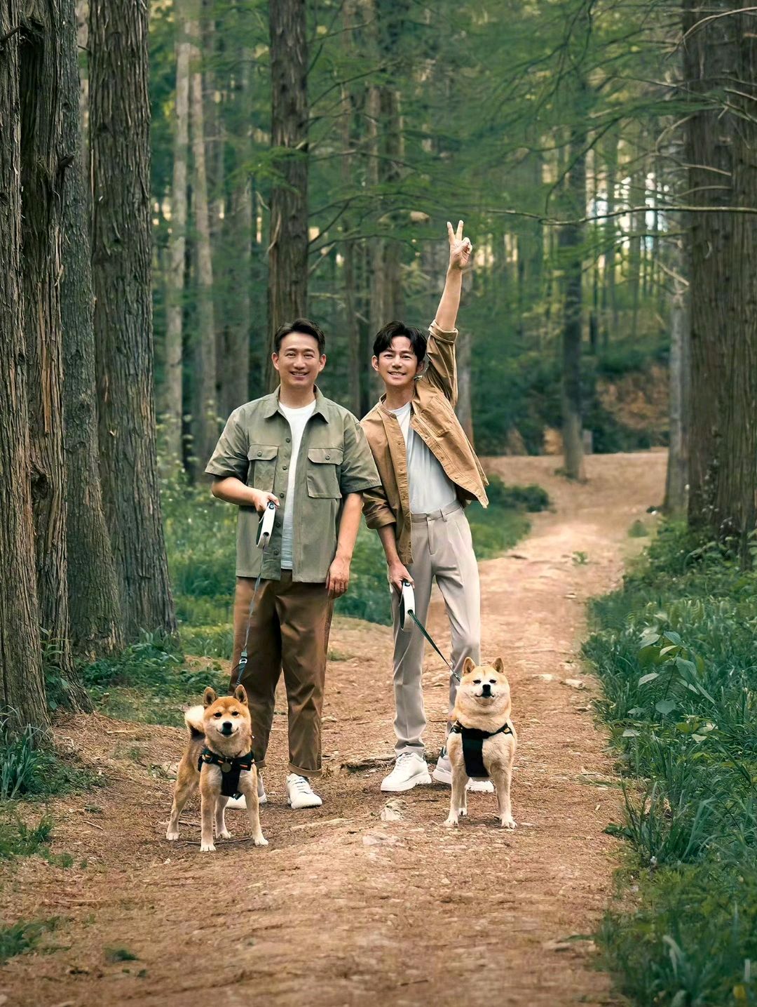 何炅黄磊合照遭质疑,两人假笑空巢老人真相大揭秘!