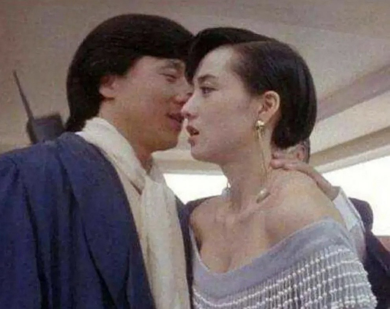 王祖贤在赌场被"黑社会"纠缠,成龙冲上去阻拦,"崩牙驹"带着十几个"14k