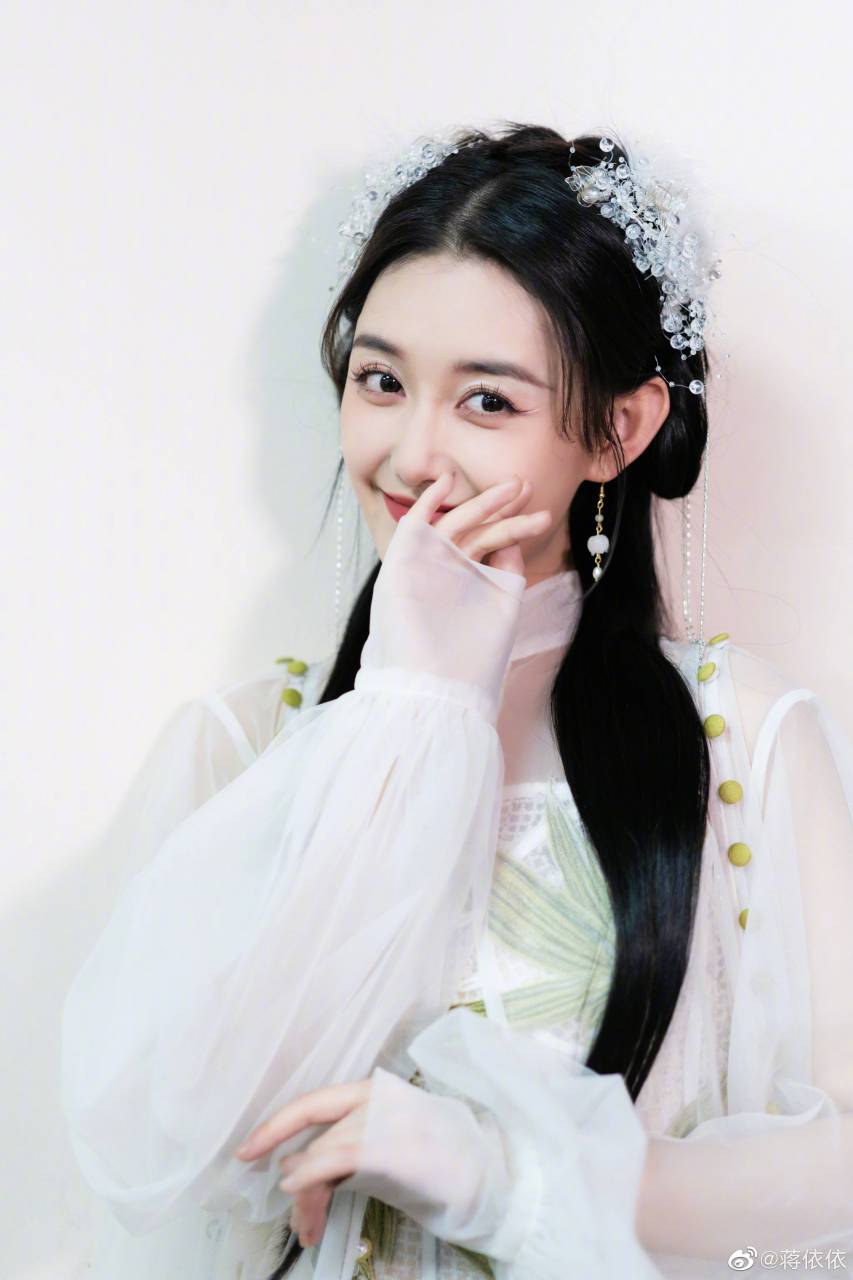 蒋依依古装真的很有韵味,最喜欢她在《美人心计》里扮演的小慎儿了