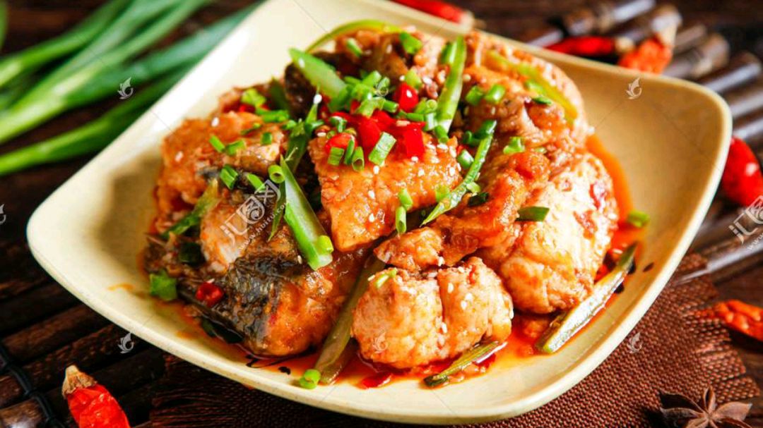 教你“红烧鱼块”的家常做法,步骤清晰,做出来又香又嫩又滑