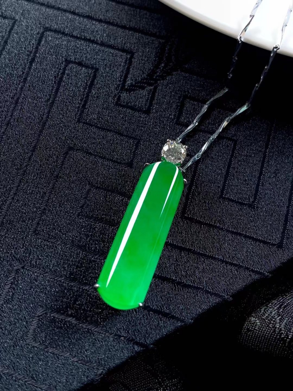 对子翡翠,你会发现,它就像是艺术品,越看越漂亮