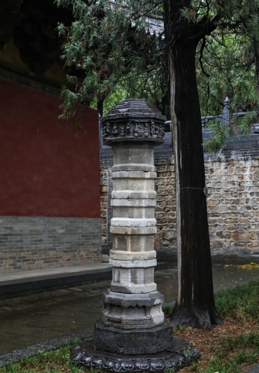 在河南登封市有一座名气不大但地位很高的寺院会善寺.