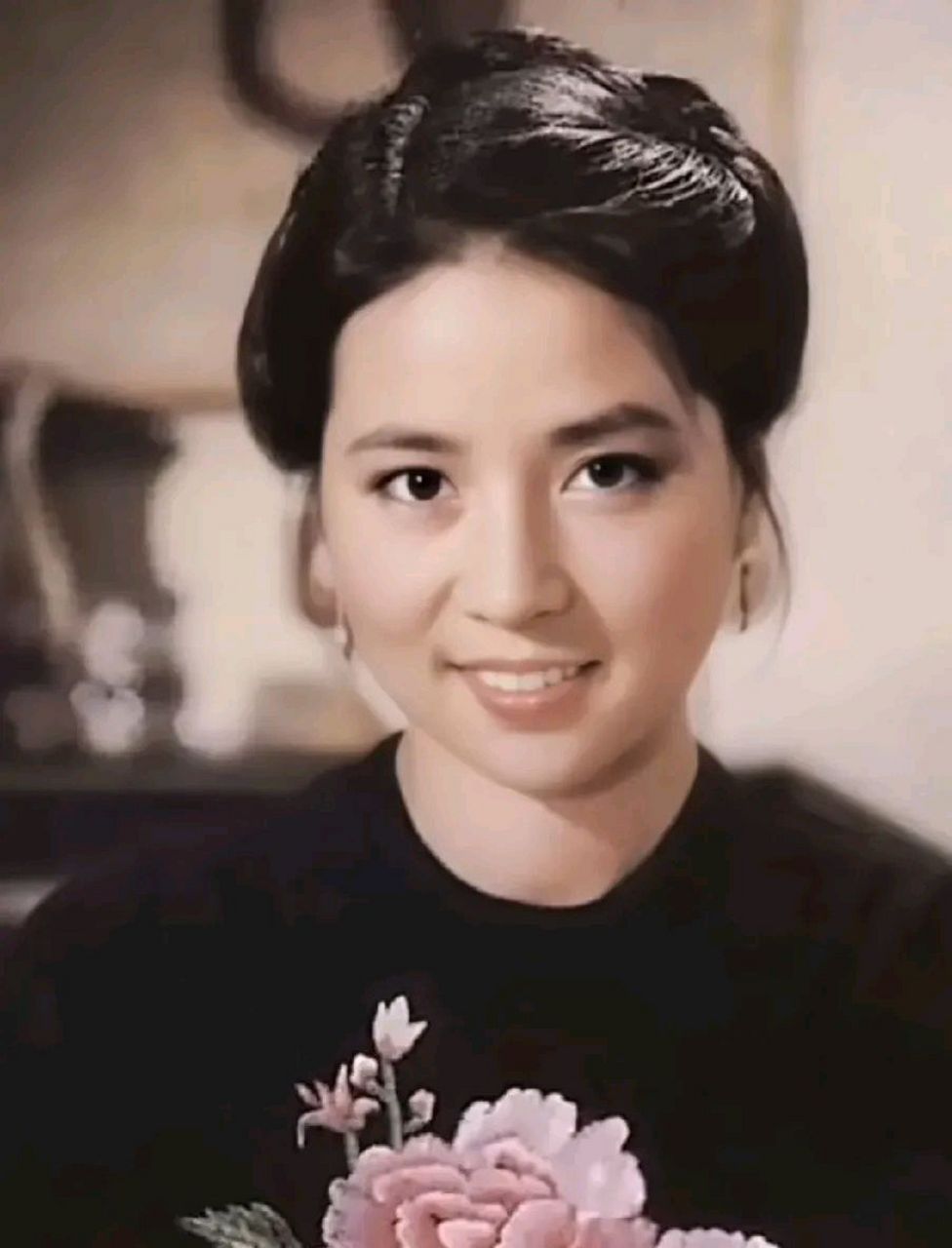 年轻时的林凤娇是典型的气质美女,高鼻梁,大眼睛,樱桃小嘴,像是含了