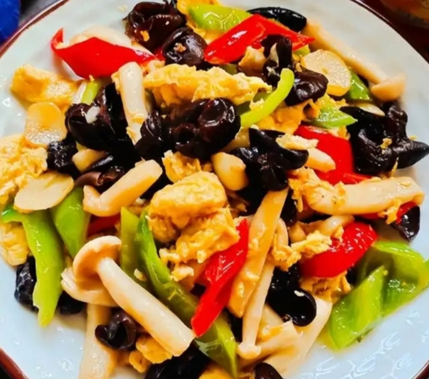 我的美食分享#  白玉菇木耳炒鸡蛋  具体做法:  1:木耳提前浸泡,泡发