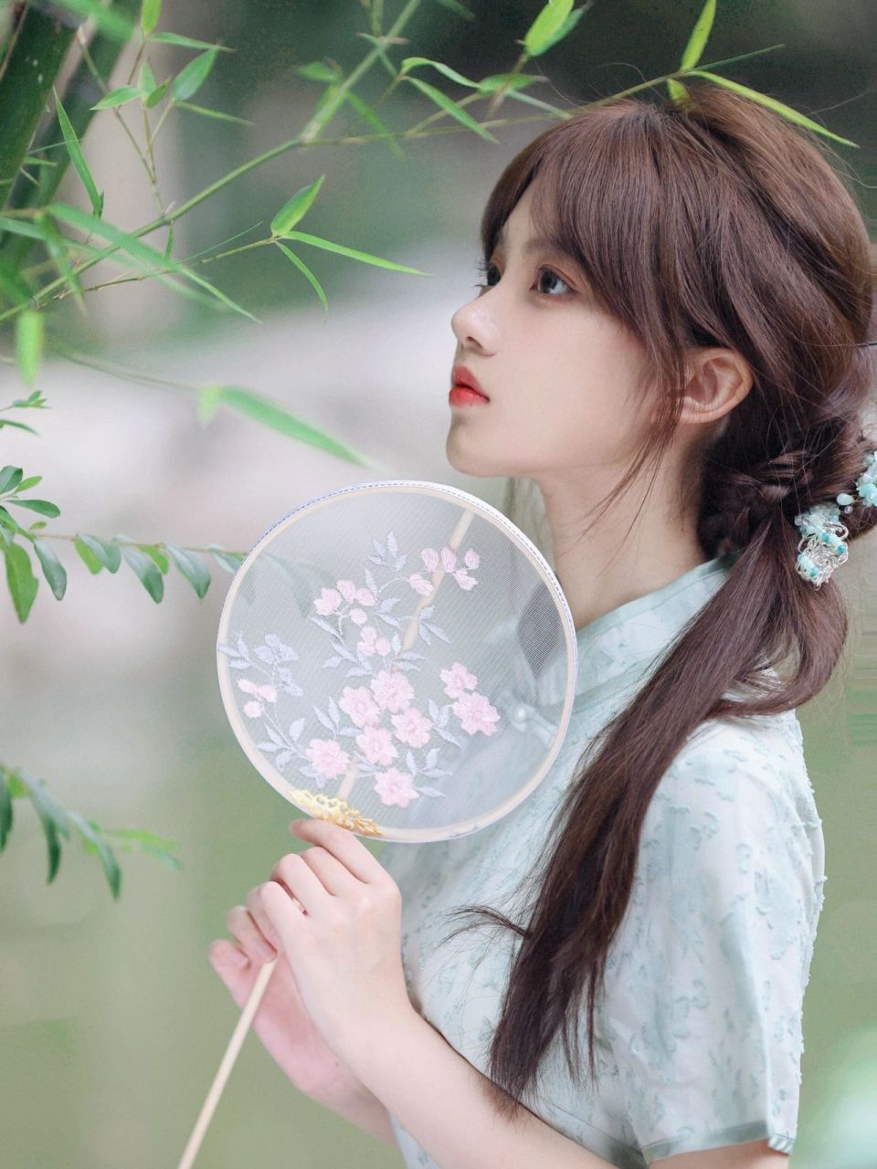 可她啊,是人间玉树琳琅,是枕边三尺白月光夏天穿一袭旗袍真的太吸睛了