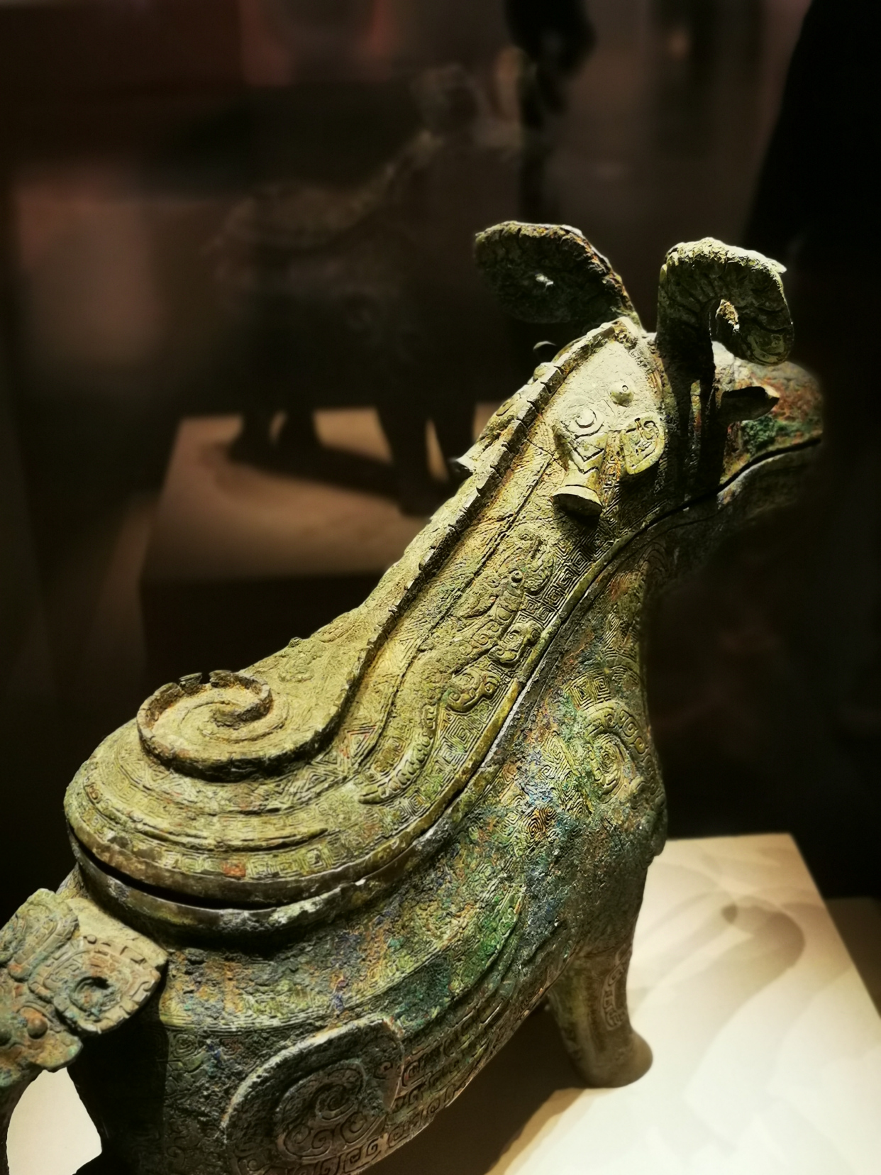 后母辛青铜觥:妇好墓中的瑞兽酒器