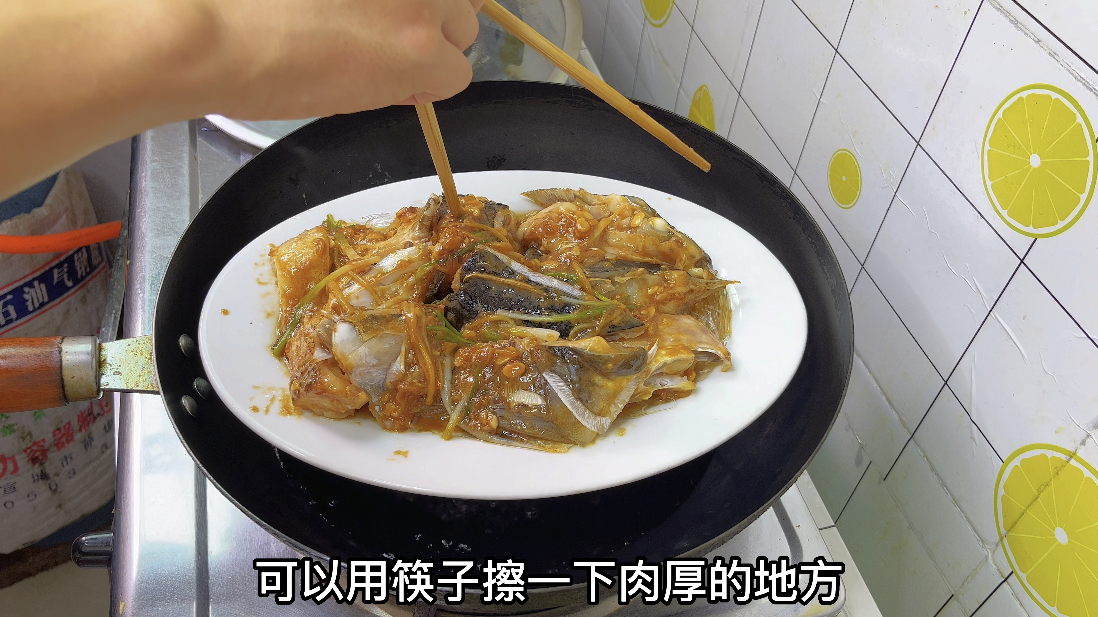 广式蒸鱼头真好吃,鲜嫩入味又不腥,大厨教你正宗做法