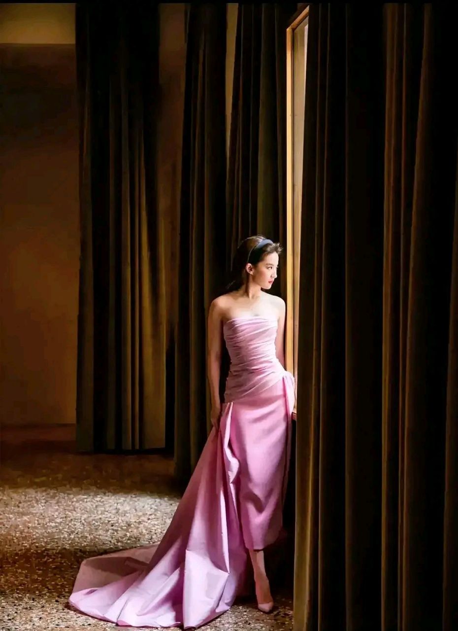 神仙姐姐刘亦菲亮相在威尼斯举办的宝格丽珠宝展,身穿粉色抹胸收腰