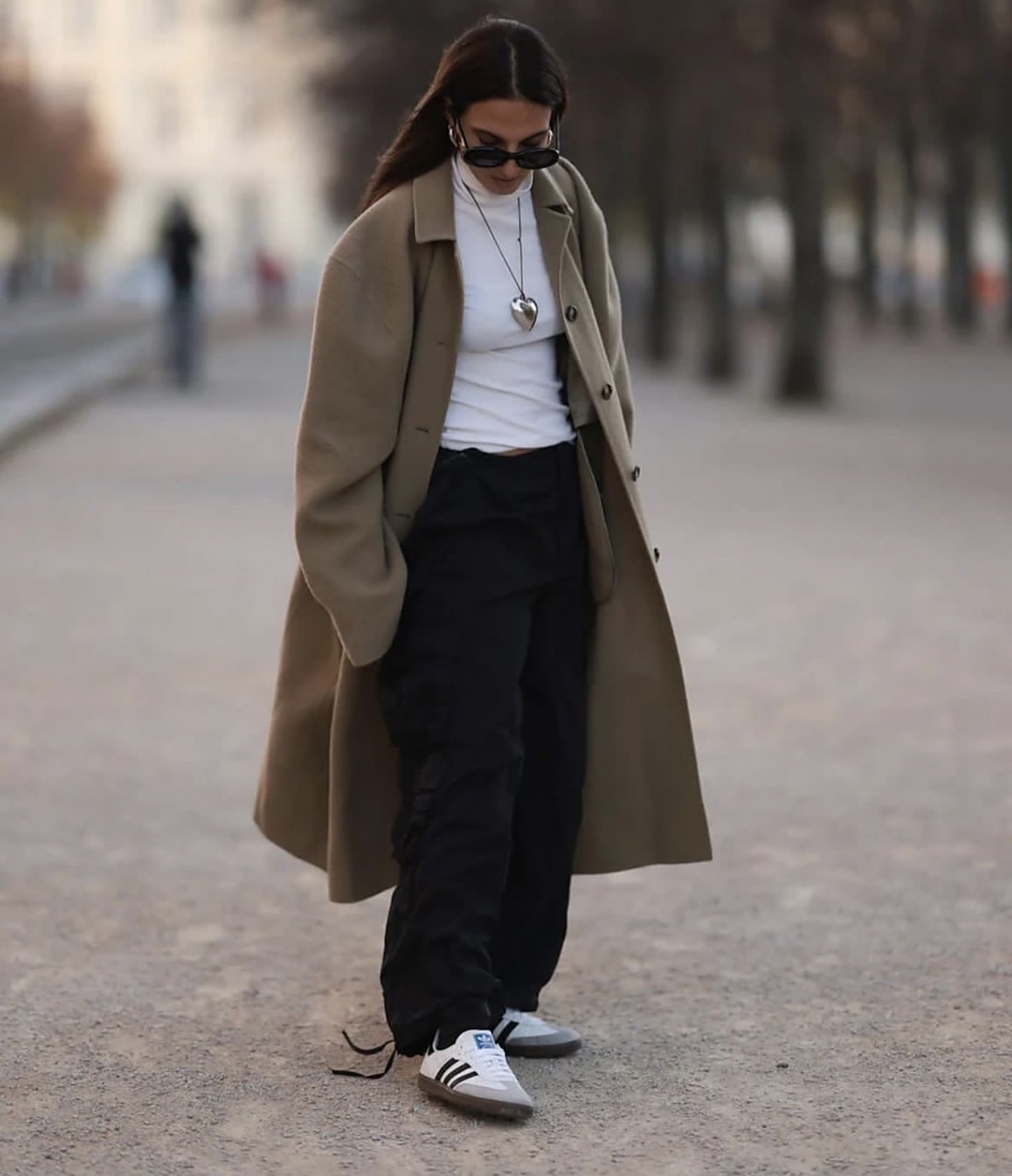 修身大衣配运动服,这个舒服街拍穿搭好时髦 修身大衣配运动风还挺好看