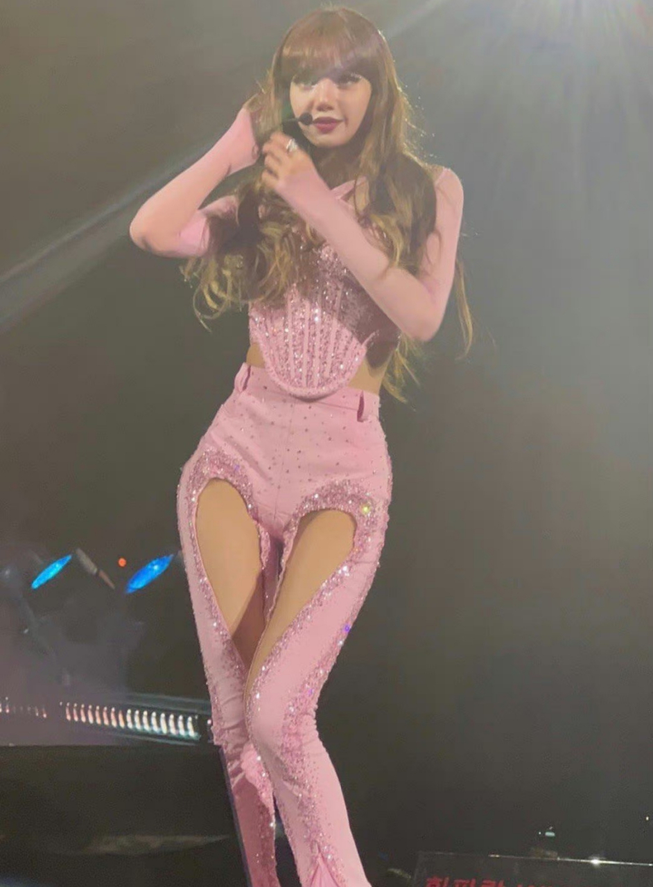 blackpink科切拉舞台现场 lisa生图,她的台风真的越来越好了 这个腿长