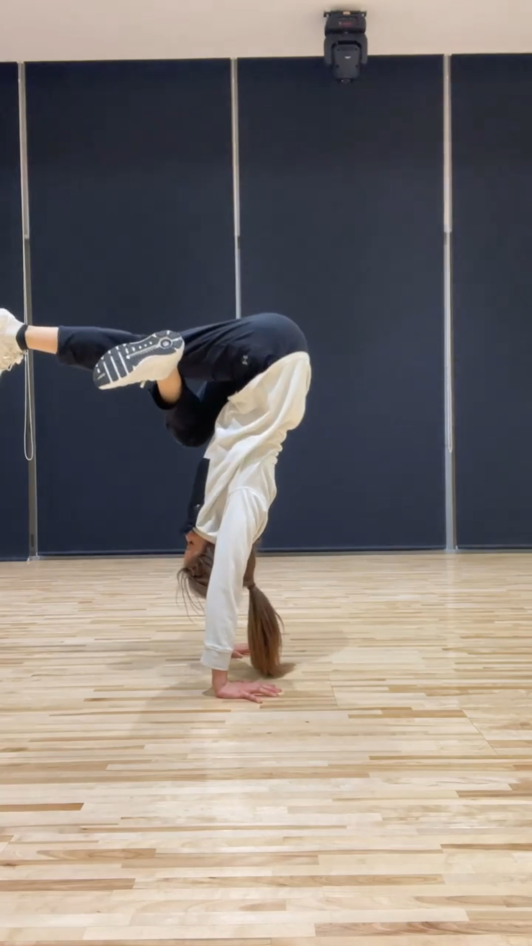 最美街舞女孩,超强倒立,太厉害了!